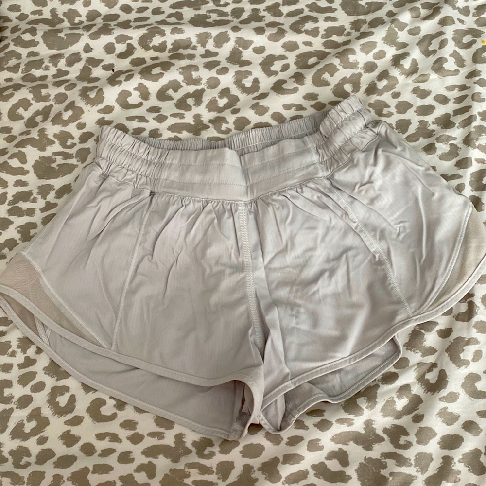 This is a size 4 2’5 inch hotty jots from Lululemon. Only worn 1 to try them on.
